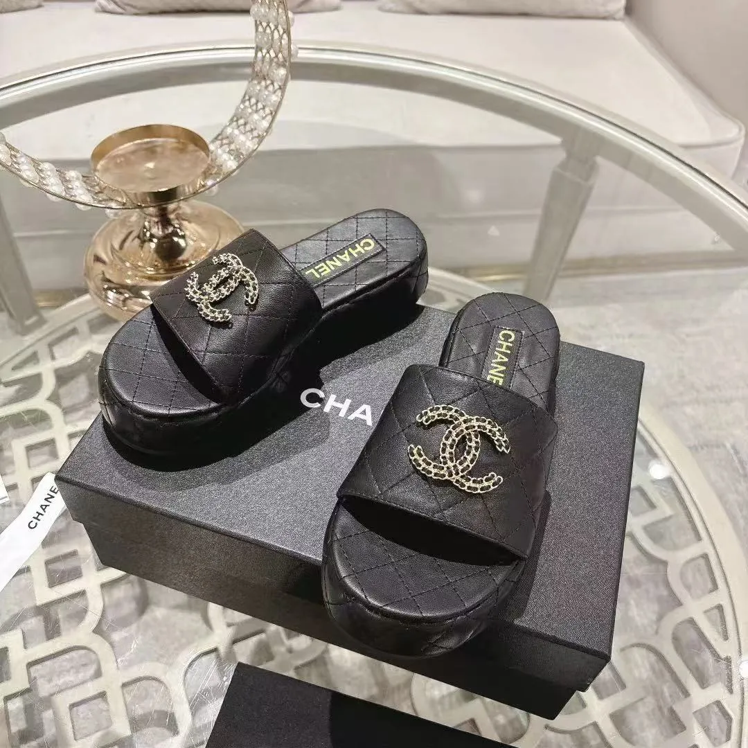 👟👟Ex-factory price 480👟👟 🎉Chanel Chanel 2025 Xiaoxiang C family thick-soled sandals series official website synchronization, classic and elegant, casual wear 🌹🌹🌹🌹Original logo ~ Made of imported sheepskin and C family custom fabrics, a variety of colors for the goddess to choose! ❤️❤️❤️❤️ Code number: 36~40 (35.41.42 customized, non-returnable) Color: 5 colors;